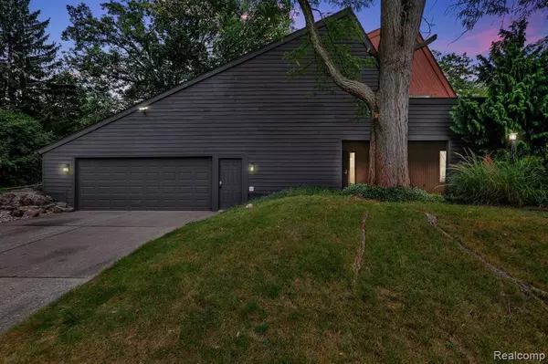 925 WHITTIER Drive, East Lansing, MI 48823