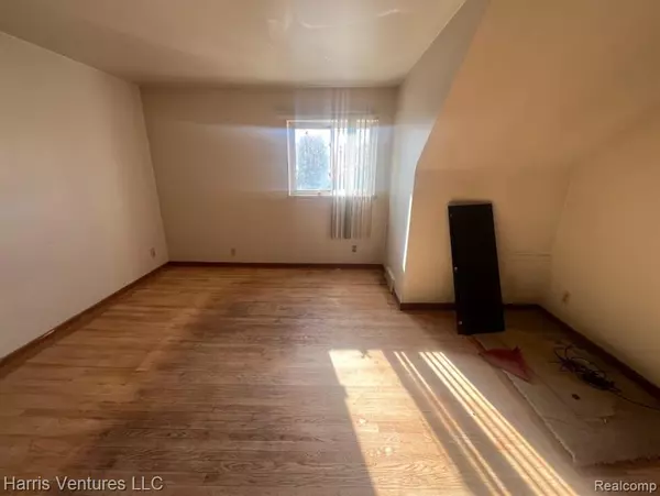 Grosse Pointe, MI 48236,21111-15 MOROSS Road