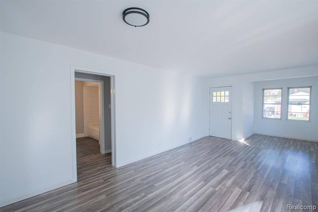 Saint Clair Shores, MI 48082,23930 ELMIRA Street