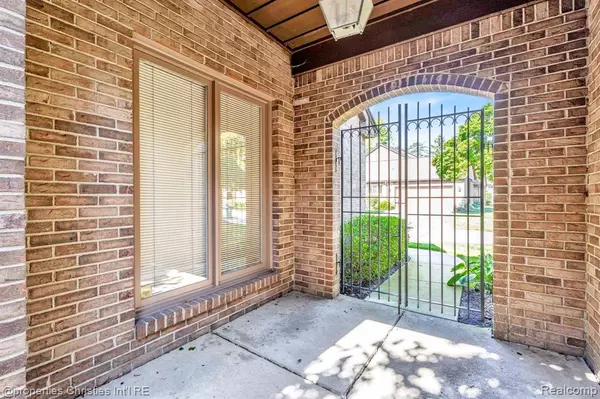 Bingham Farms, MI 48025,30720 IVY GLEN Court