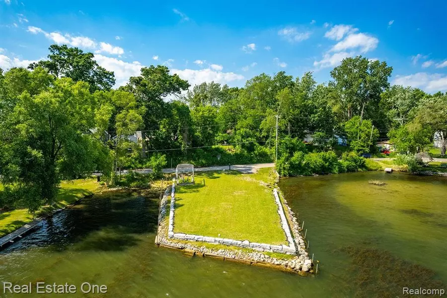 2300 JACKSON Boulevard, Highland, MI 48356