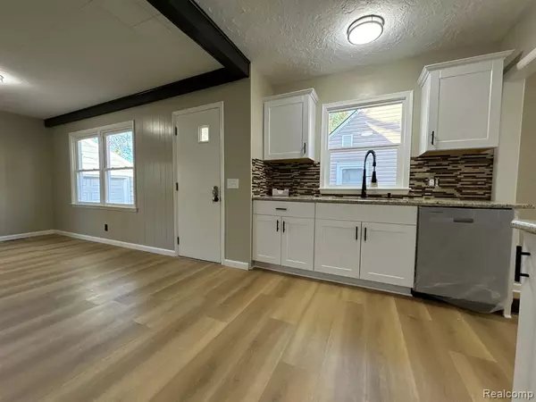 Lansing, MI 48910,839 E GREENLAWN Avenue