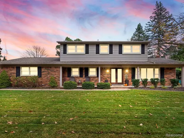 53756 HUNTINGTON Drive, Shelby Twp, MI 48316