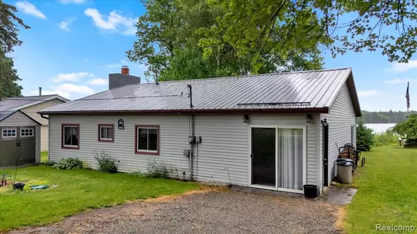 2898 E Lake Drive, Lupton, MI 48635