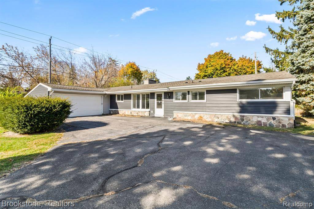 30040 LOCHMOOR Street, Farmington Hills, MI 48334