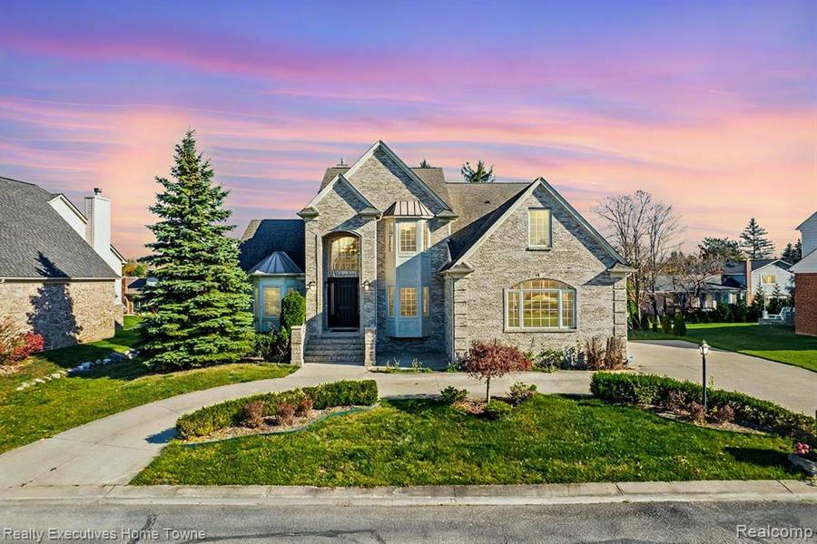 82 WALTONSHIRE Court, Rochester Hills, MI 48309