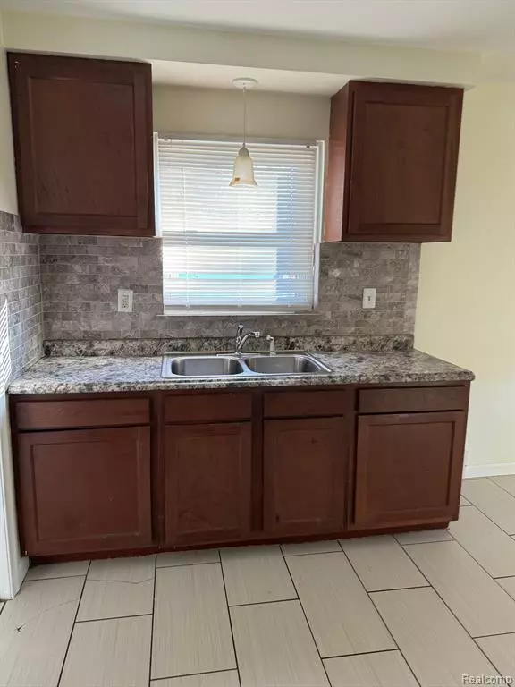 Eastpointe, MI 48021,22068 DAVID Avenue