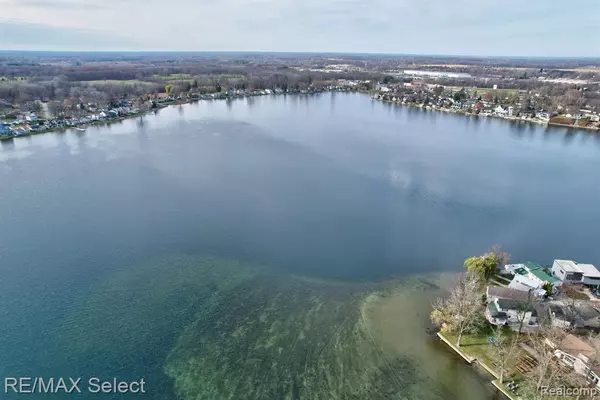 Fenton, MI 48430,12160 MANTAWAUKA Drive