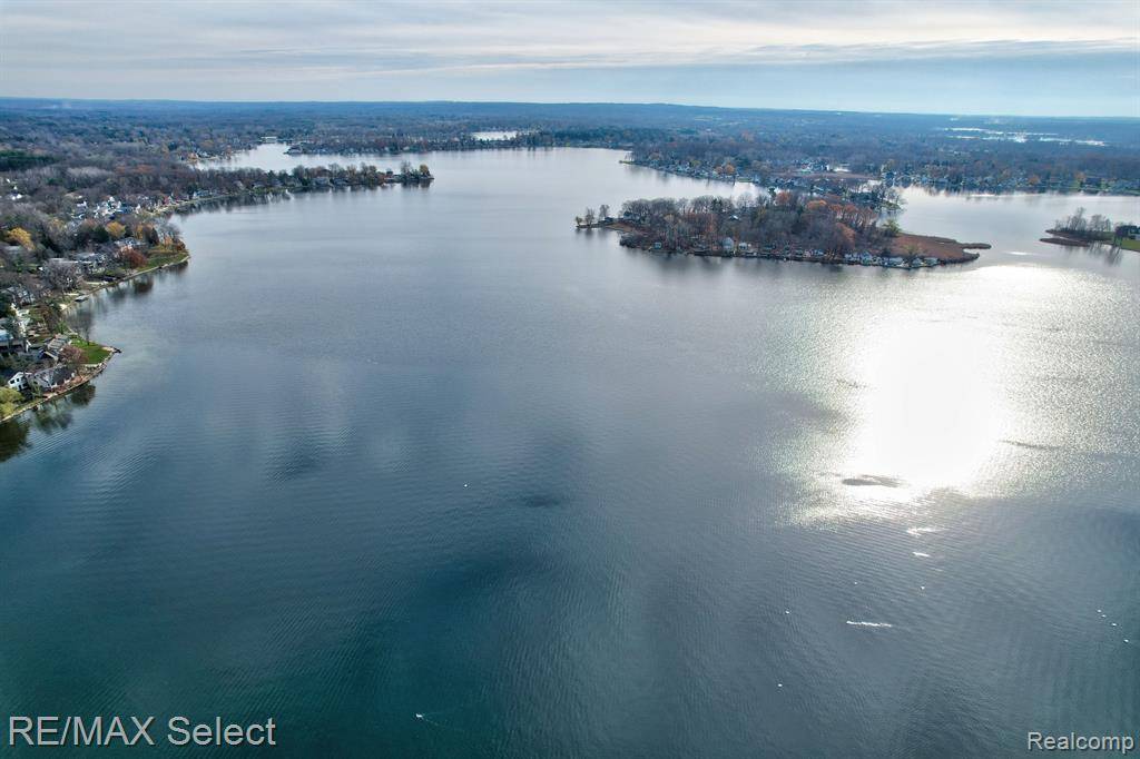 Fenton, MI 48430,12160 MANTAWAUKA Drive