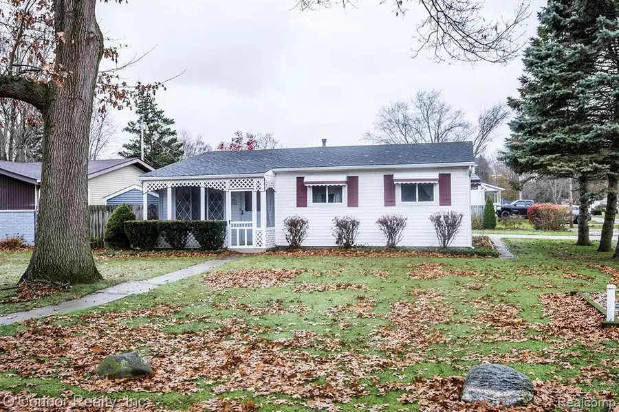 2141 WASHINGTON Street, Algonac, MI 48001