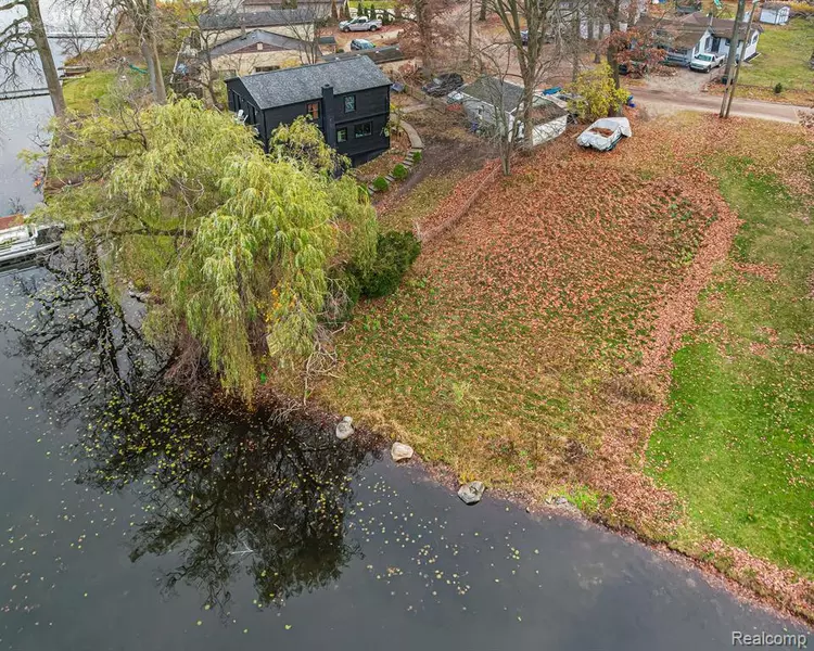 1225 GROVE POINT Drive, White Lake, MI