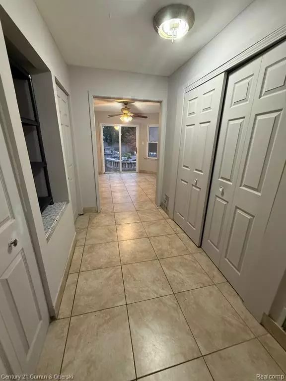 Dearborn Heights, MI 48127,5938 KINMORE Street