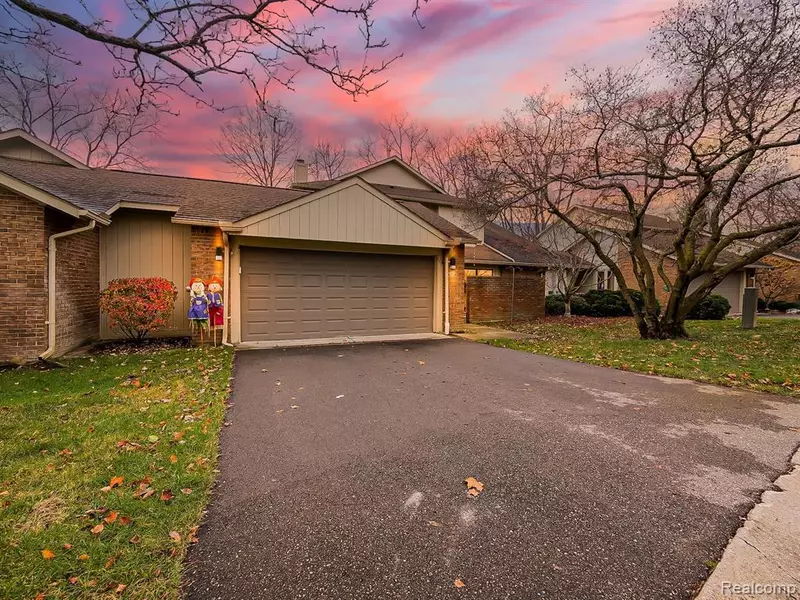 5527 WALNUT W Circle, West Bloomfield, MI