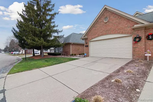 Northville, MI 48168,16284 COUNTRY KNOLL Drive