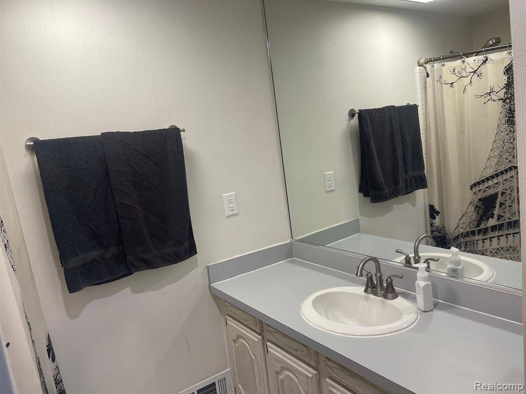 Howell, MI 48843,1094 FOX HILLS Drive