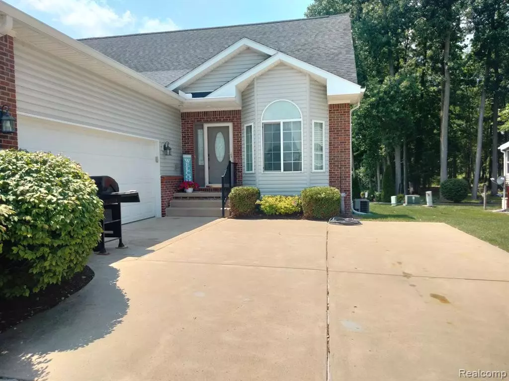 New Boston, MI 48164,22460 WHITE PINE Drive