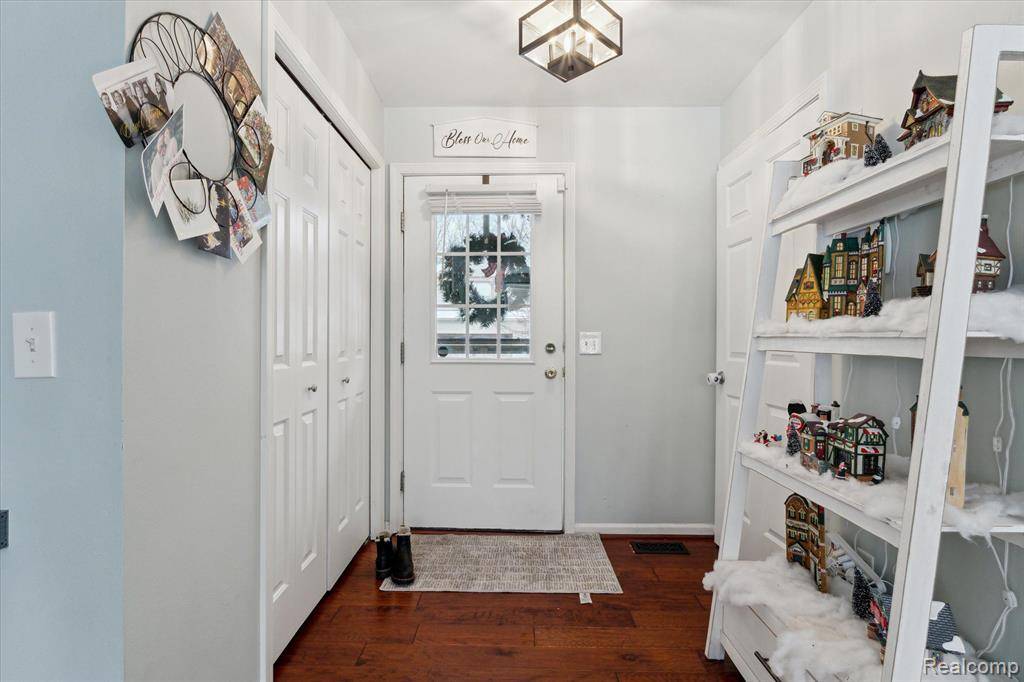 Holly, MI 48442,5121 Meadow Crest Circle