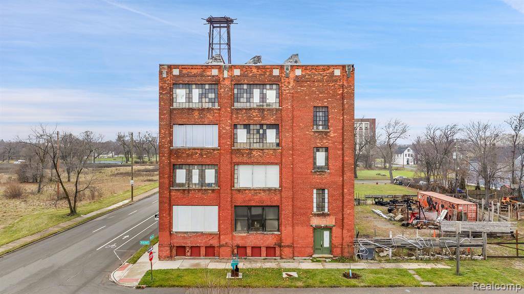 2941 E WARREN Avenue, Detroit, MI 48207