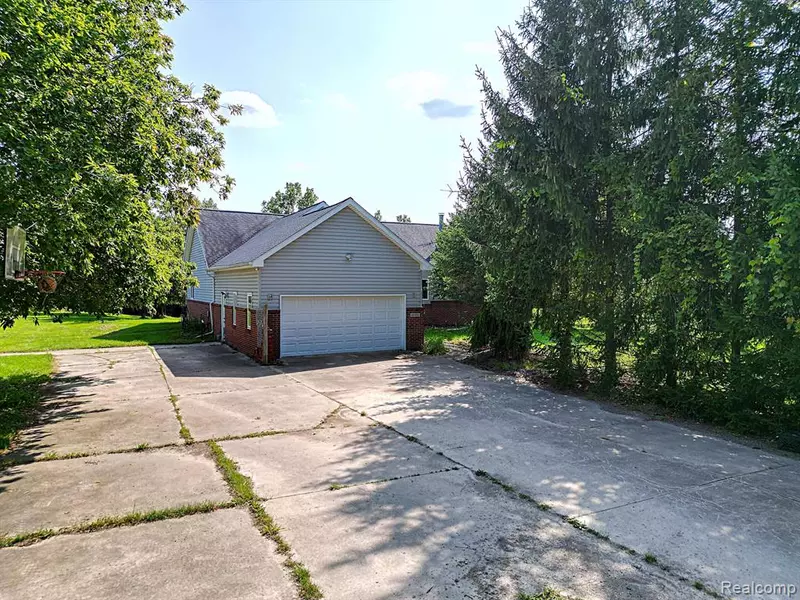 10500 CIRCLE J, Fenton, MI 48430