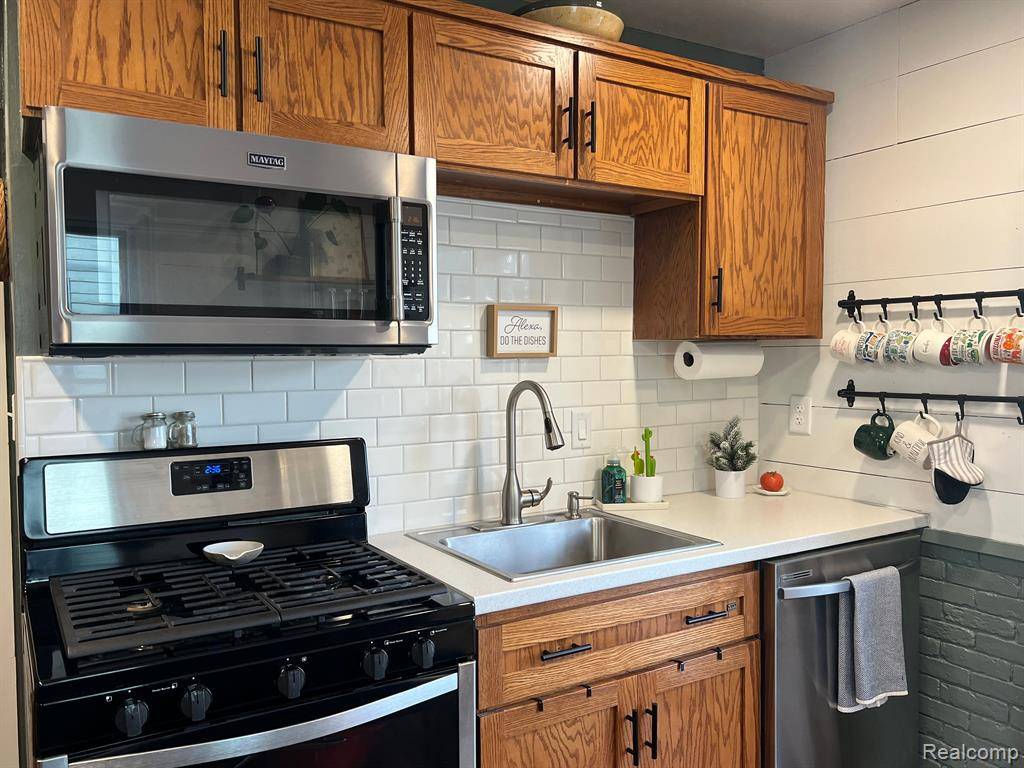Wayne, MI 48184,3327 PERSHING Street