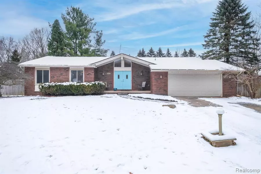 13581 LAKEBROOK Drive, Fenton, MI 48430