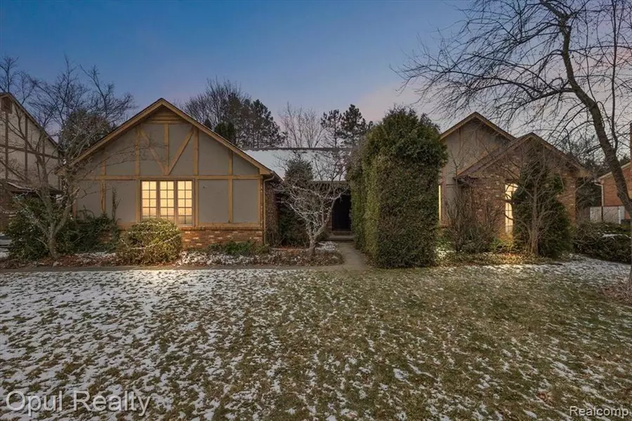 39094 PLUMBROOK Drive, Farmington Hills, MI 48331