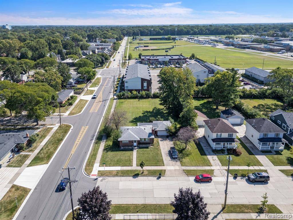 Royal Oak, MI 48073,4122 DEVON Road