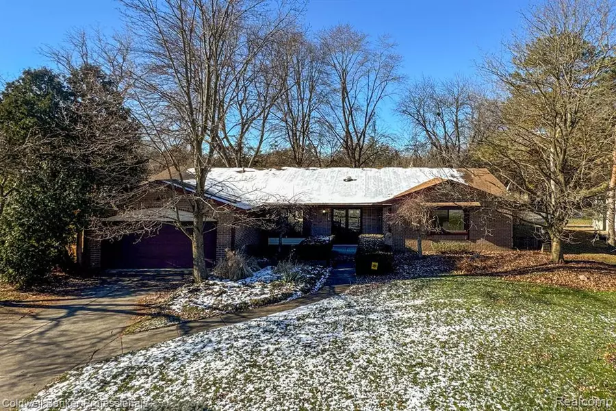 6716 VACHON Drive, Bloomfield Hills, MI 48301