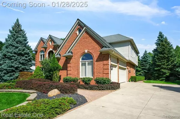 Rochester Hills, MI 48309,3696 SLEEPY FOX Drive