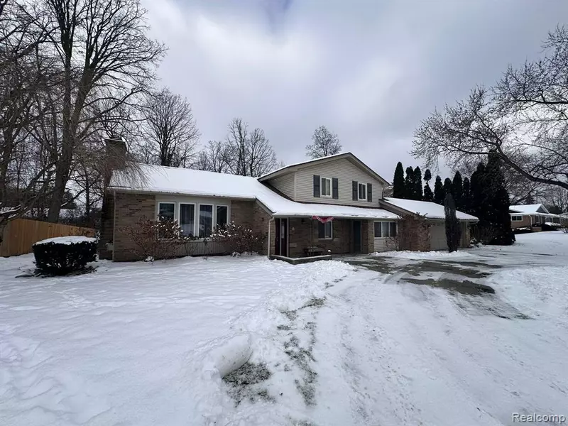 1154 KENNEBEC Road, Grand Blanc, MI 48439