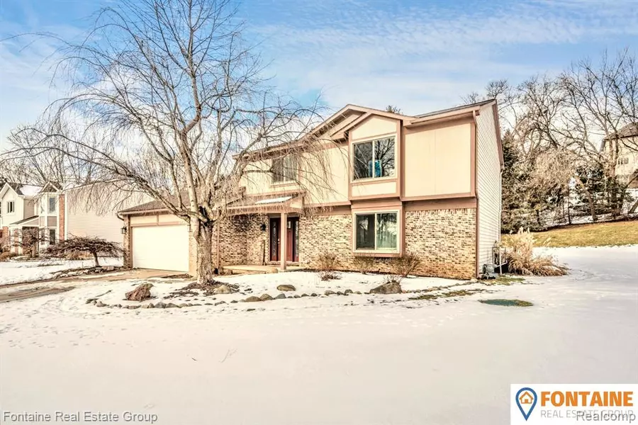 8742 WILLIAMSPORT Drive, White Lake, MI