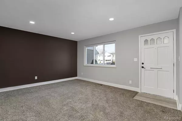 Mount Clemens, MI 48043,122 PARNACOTT Drive
