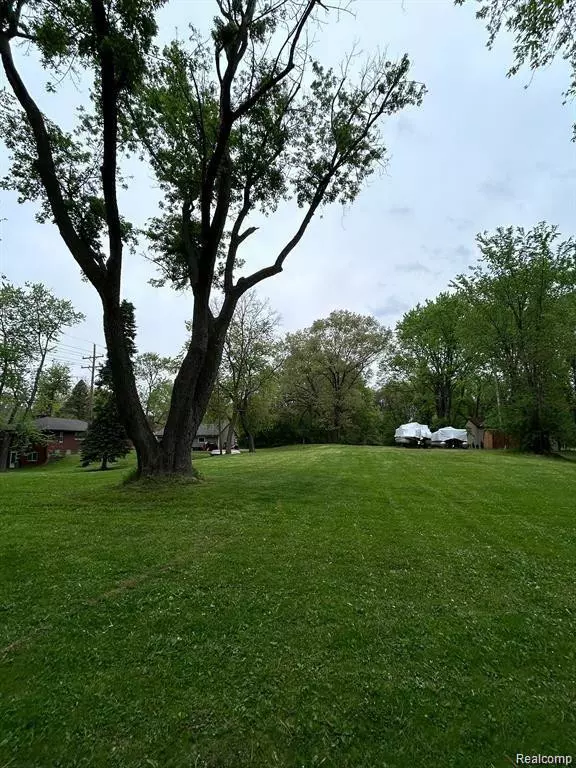 West Bloomfield, MI 48323,6980 HAMBRO Street