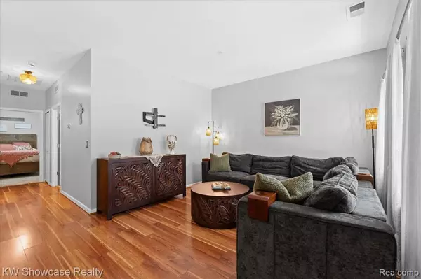 Walled Lake, MI 48390,521 RED OAK