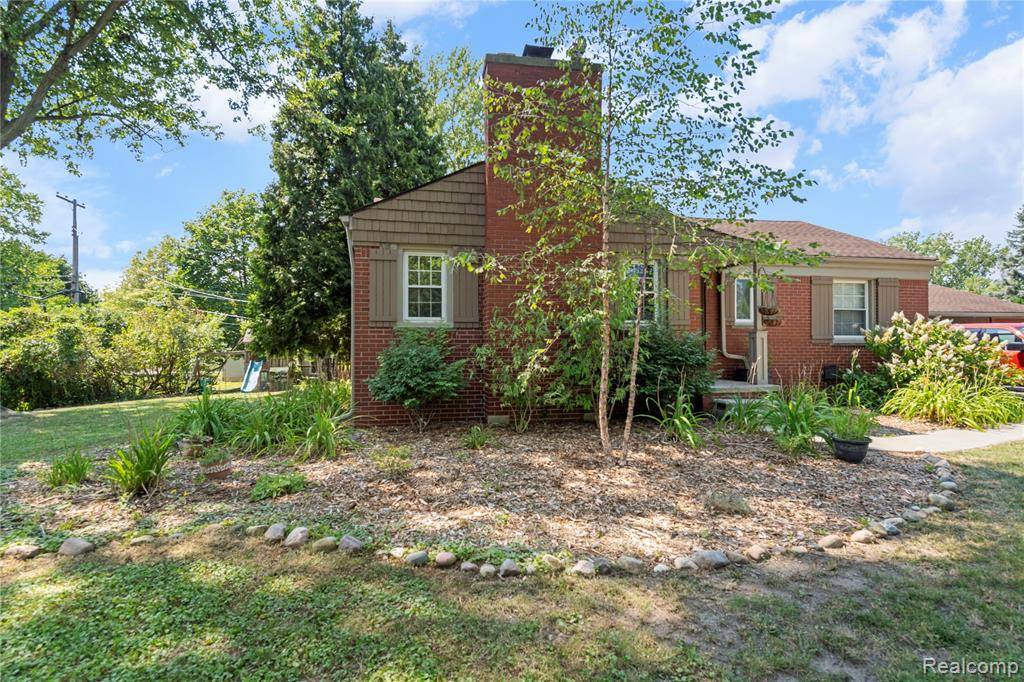 Grosse Ile, MI 48138,24530 HICKORY Drive