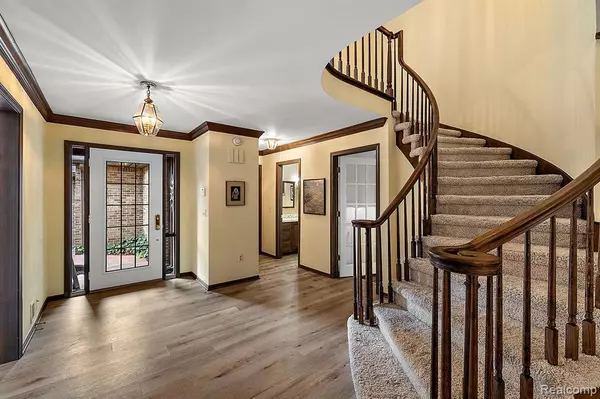 Bingham Farms, MI 48025,30270 OAKVIEW Way