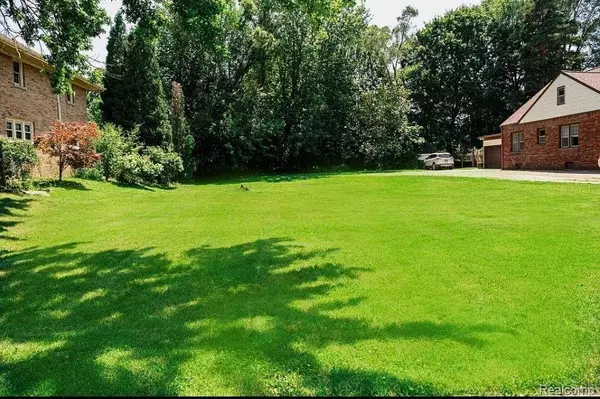 Grand Rapids, MI 49506,2252 BURTON SE Street