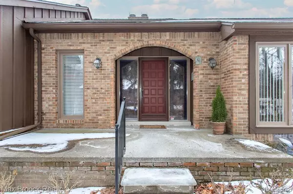 30535 OAKVIEW Way, Bingham Farms, MI 48025