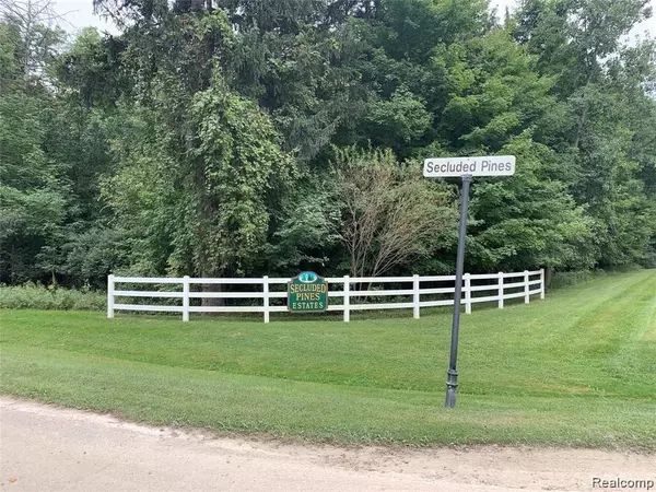 Par 16 SECLUDED PINES Drive, Oxford, MI 48371