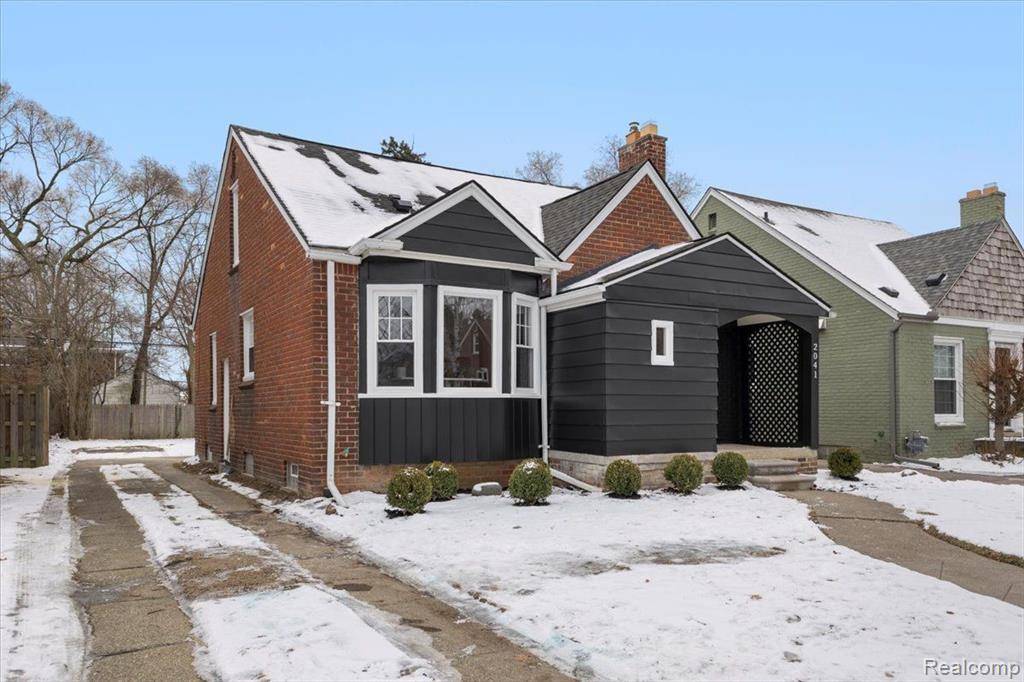 Grosse Pointe Woods, MI 48236,2041 ANITA Avenue