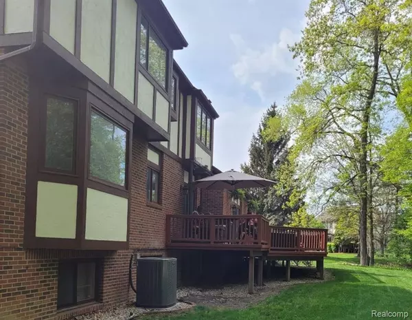 Farmington Hills, MI 48331,30802 KNIGHTON Drive