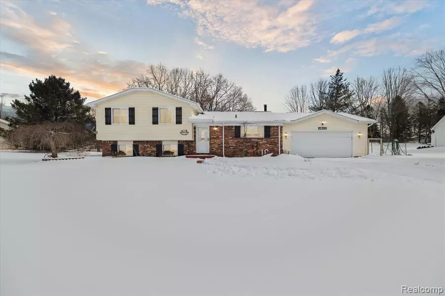 4801 SIERRA Drive, Howell, MI 48843