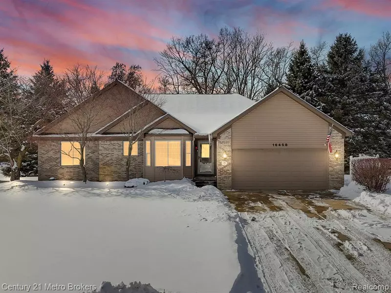 16458 VINTAGE Drive, Fenton, MI 48430