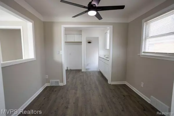Eastpointe, MI 48021,18011 CURTAIN Avenue