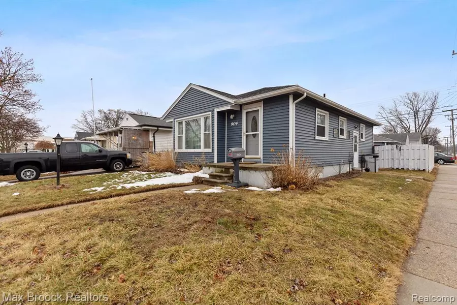 904 E GARFIELD Avenue, Hazel Park, MI 48030