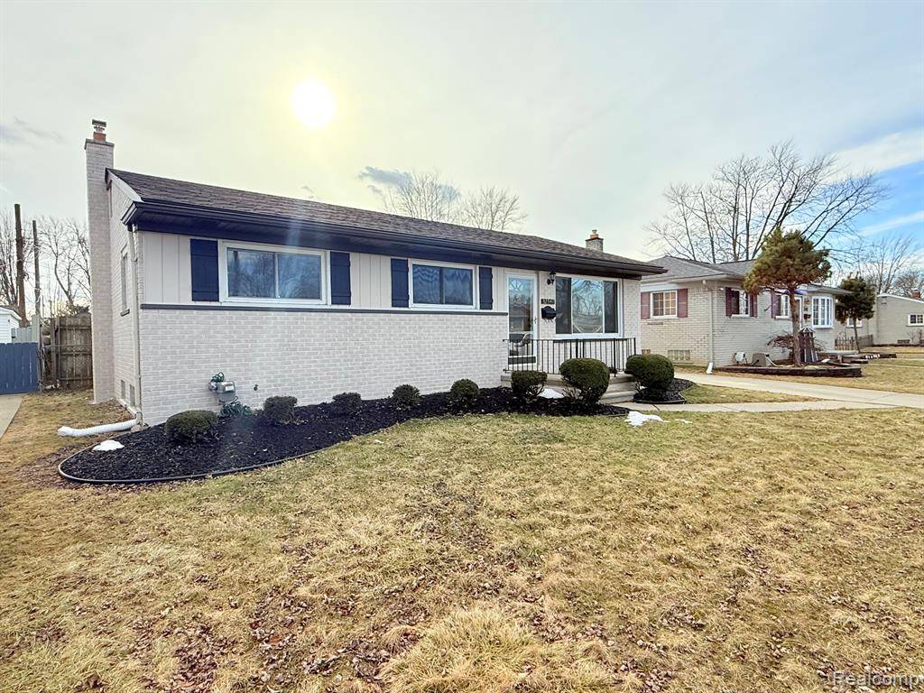 Saint Clair Shores, MI 48082,32547 Birkshire Street