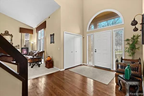 West Bloomfield, MI 48323,4759 MIRROR LAKE Drive