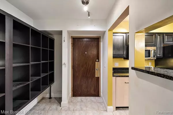 Farmington Hills, MI 48334,29850 W 12 Mile Road