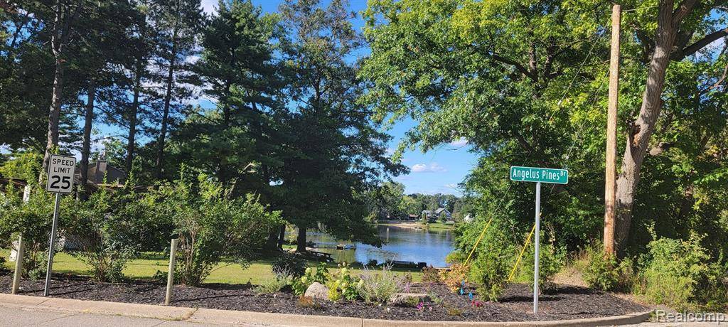 Waterford, MI 48329,2740 N LAKE ANGELUS Road