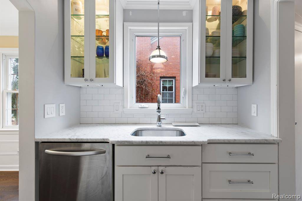 Grosse Pointe Woods, MI 48236,1395 ROSLYN Road